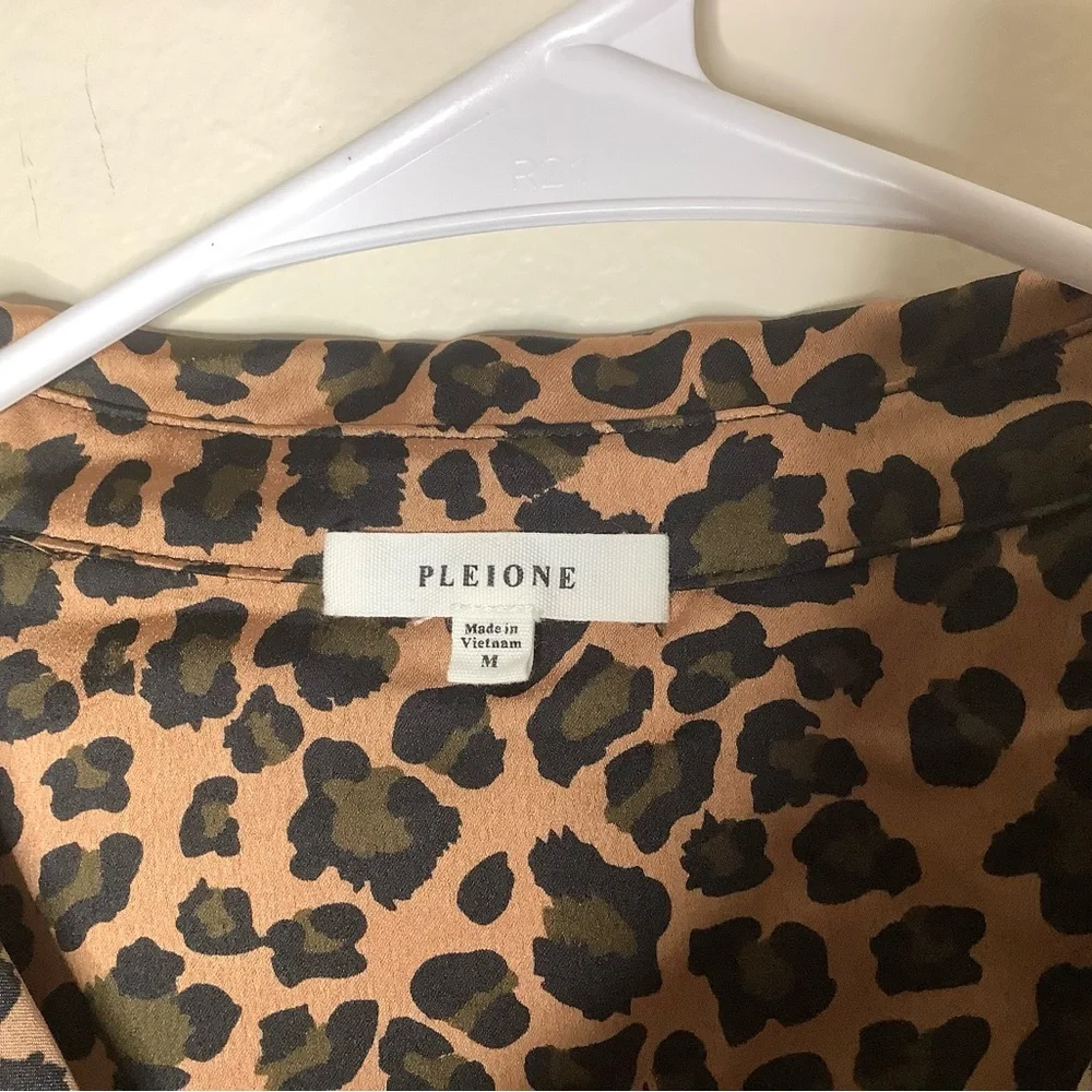 < Pleione Leopard Print Satin Button Down Shirt > - Picture 4 of 6
